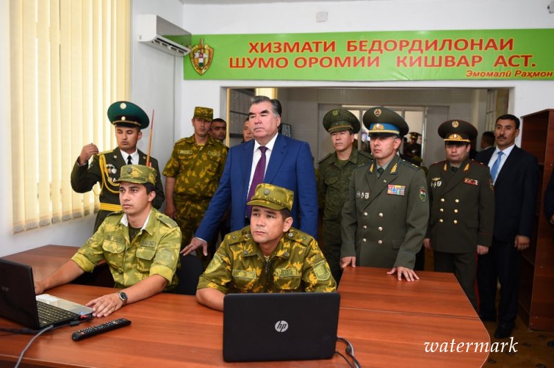 Эмомали Рахмон почтил память таджикских и российских пограничников