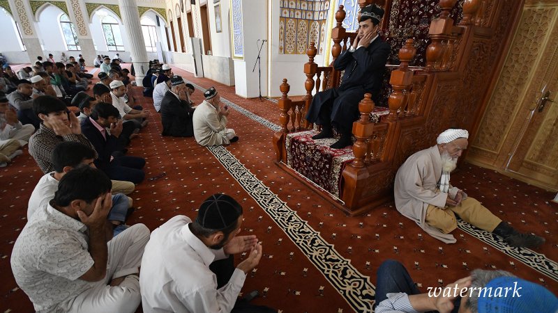 В мечетях Таджикистана призвали прихожан отправить детей в школы в Иди Курбон