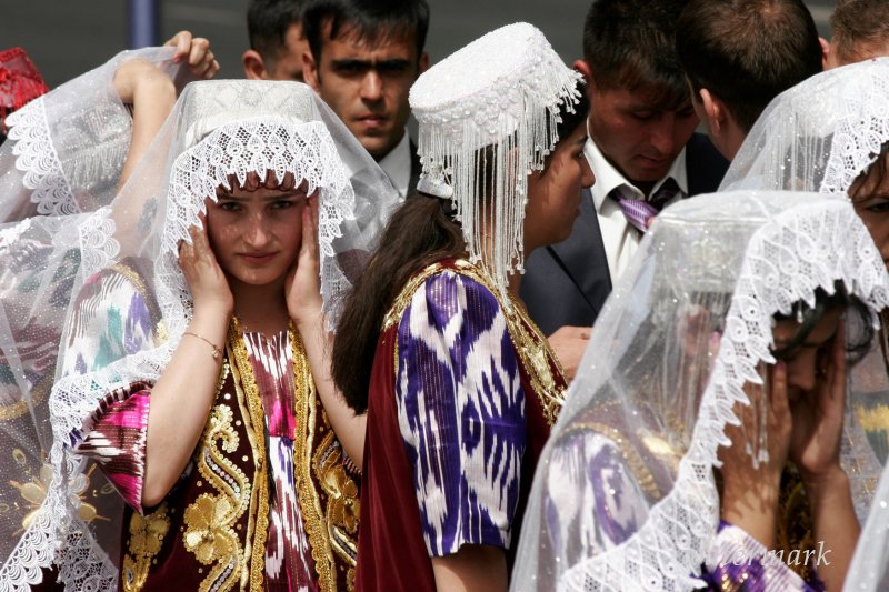 В Таджикистане на свадьбы теперь придется приходить исключительно в национальной одежде?