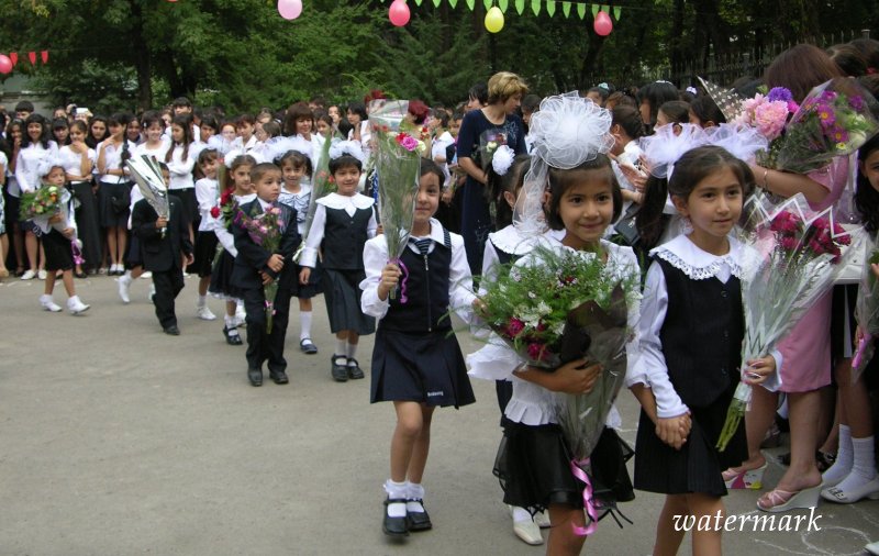 1-го сентября в школу. Министерство образования Таджикистана уверяет, что не нарушает закон