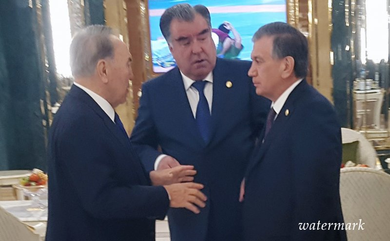 Эмомали Рахмон в Ашхабаде провел встречу с Мирзиёевым и Назарбаевым. Затем отбыл в Нью-Йорк