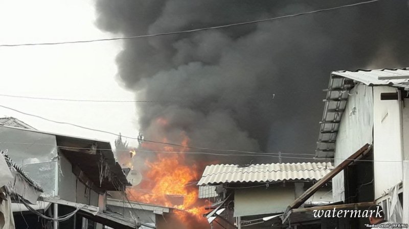 В Курган-Тюбе произошел крупный пожар на базаре 