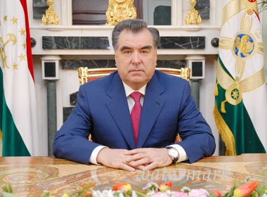 Рахмон поздравил таджикистанцев с Днем Конституции