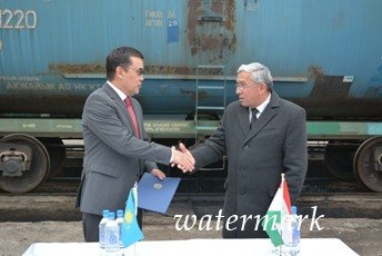 Казахстан передал таджикской стороне гуманитарную помощь в виде мазута
