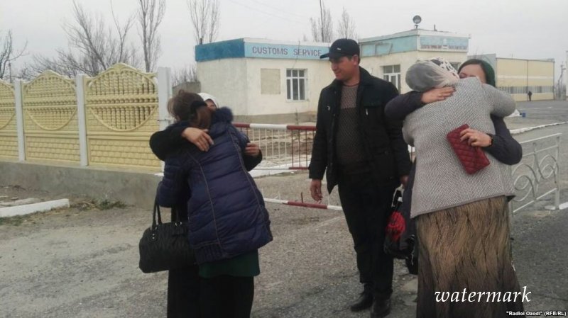 На таджикско-узбекской границе возобновили работу несколько КПП.ФОТО