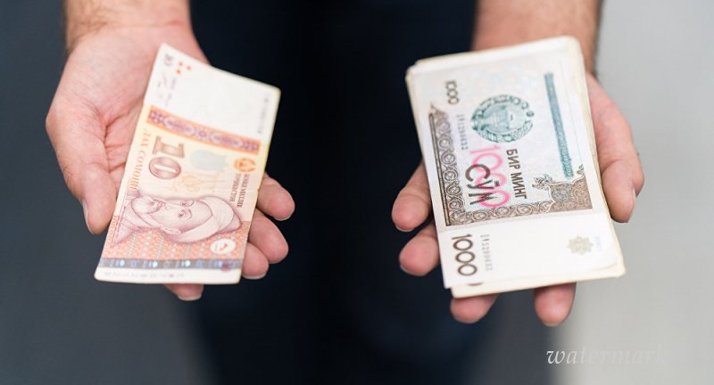 Доллар выше крыши: почему таджикский сомони падает, а узбекский сум растет