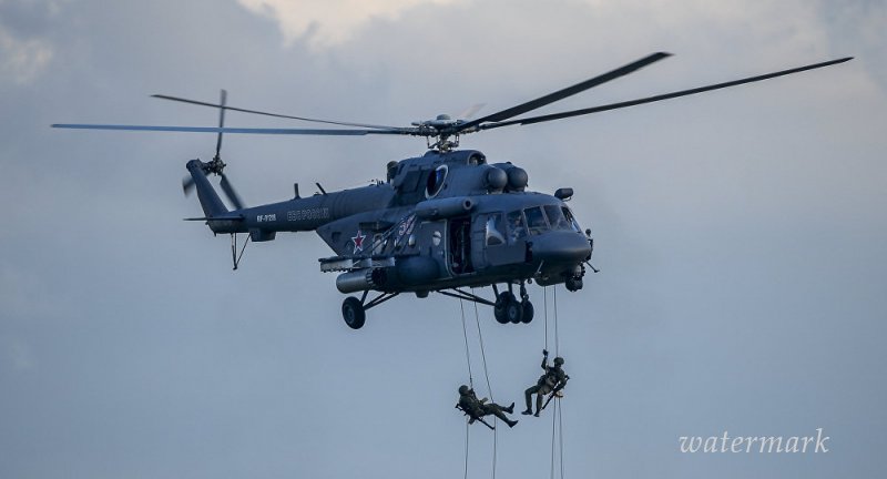 Вертолет Ми-8 с альпинистами РФ совершил жесткую посадку в Таджикистане