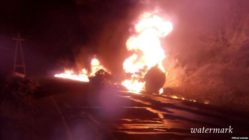 На трассе Душанбе-Худжанд загорелся бензовоз: погибли двое человек