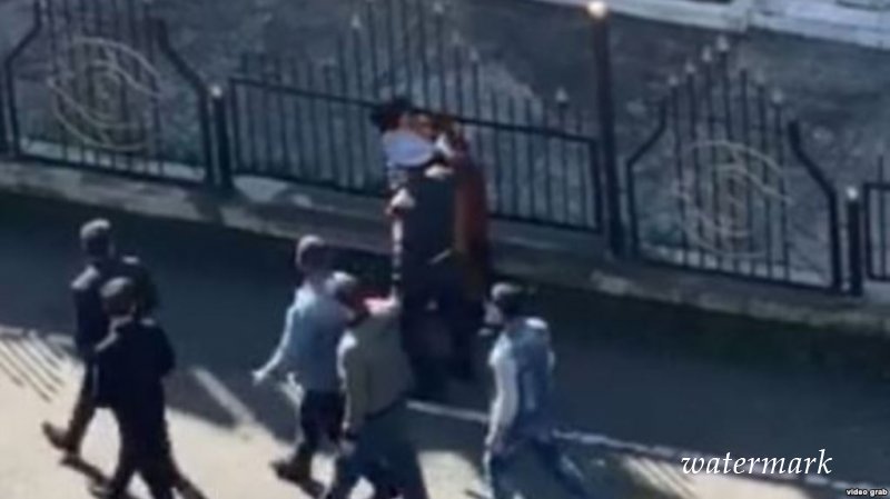 Глава МВД уволил милиционера, избившего женщину в Душанбе