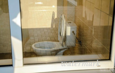 В Николаеве на стадионе установили туалет с прозрачным стеклом