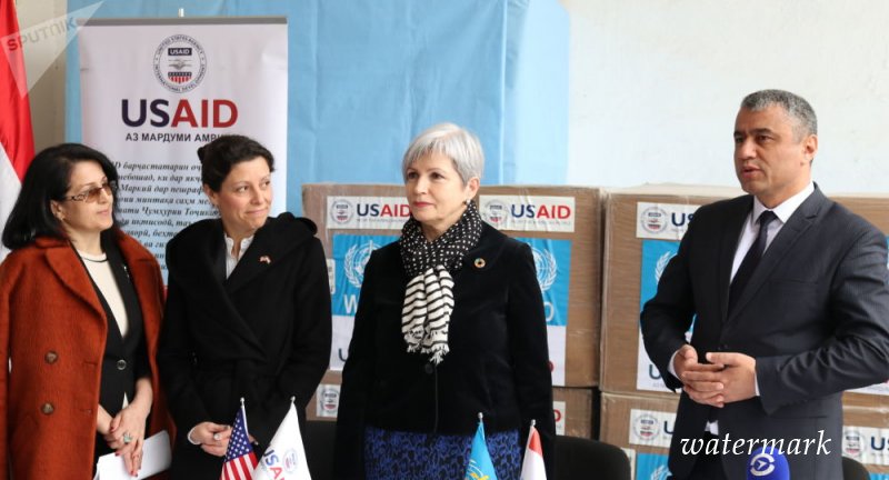 США передали Таджикистану средства индивидуальной защиты от коронавируса