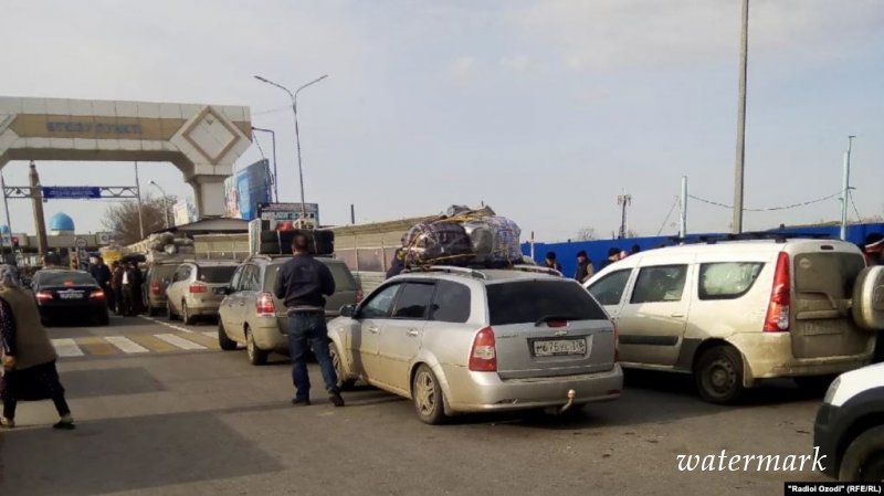 Узбекистан закрывает границы: десятки таджикских мигрантов застряли на полпути домой