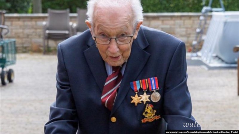 В Великобритании 99-летний ветеран собрал 7 млн фунтов для врачей, гуляя во дворе своего дома