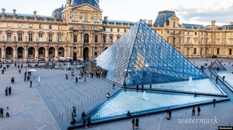Лувр возобновляет работу спустя четыре месяца после закрытия