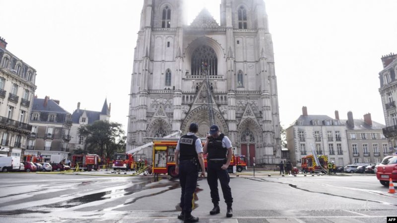 Во Франции волонтер сознался в поджоге собора в Нанте