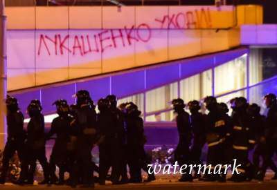 На улицах Минска появились баррикады. Спецназ применил шумовые гранаты, один человек погиб