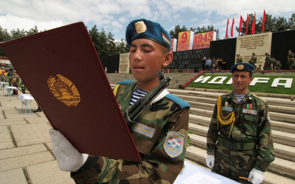 Призыв по новым правилам. Кто теперь объязан служить в армии Таджикистана и что такое служба за деньги?