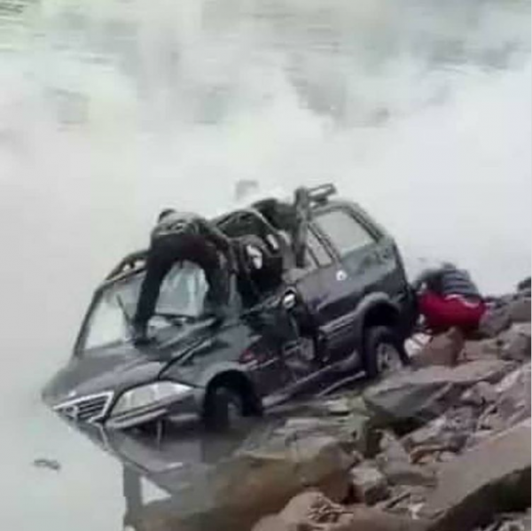 Четыре человека погибли в результате падения машины в реку