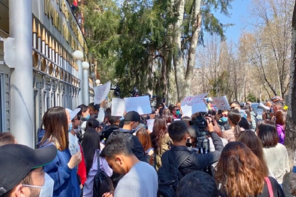 В Бишкеке девушки вышли на протесты против похищения невест