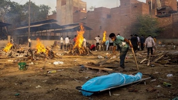 Коронавирусный коллапс в Индии: умерших сжигают прямо на улицах