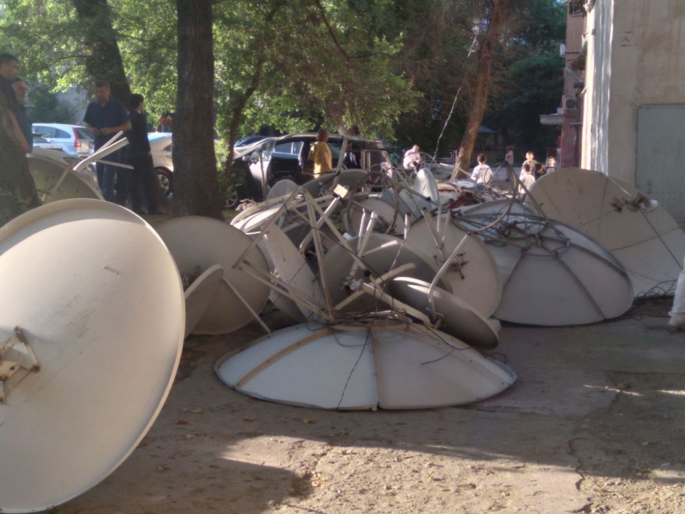 В Душанбе начали убирать параболические антенны с домов по проспекту Рудаки