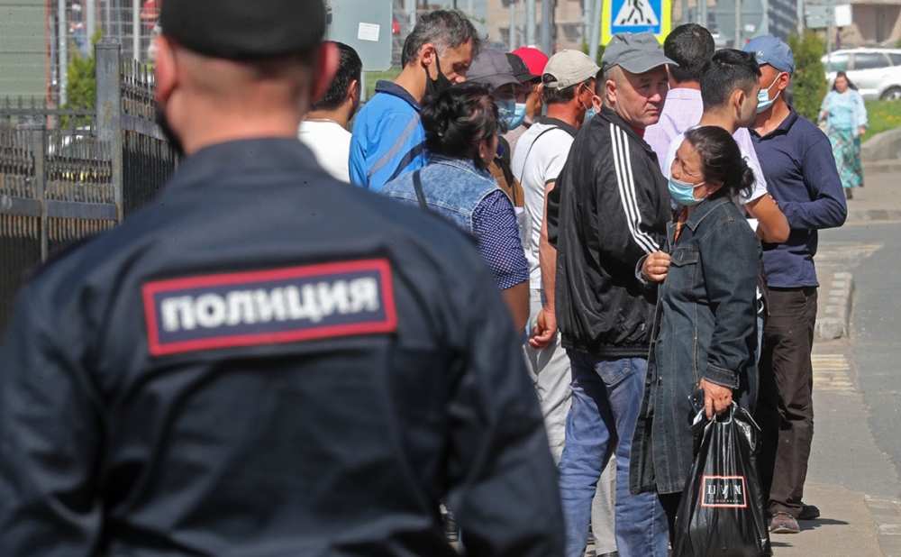 Трудовых мигрантов в России предложили заменить заключенными
