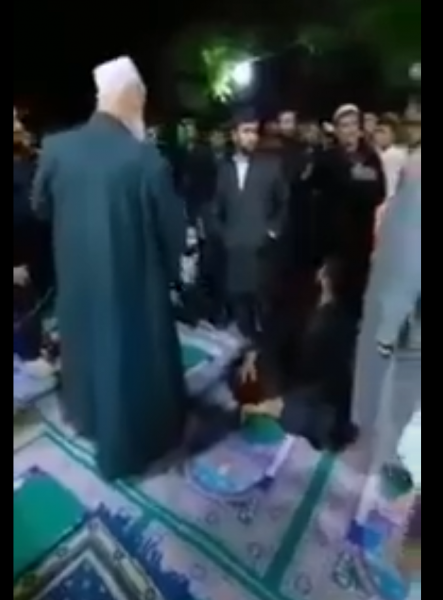 Как священнослужитель, прямо в мечети народ оскорблял (Видео)