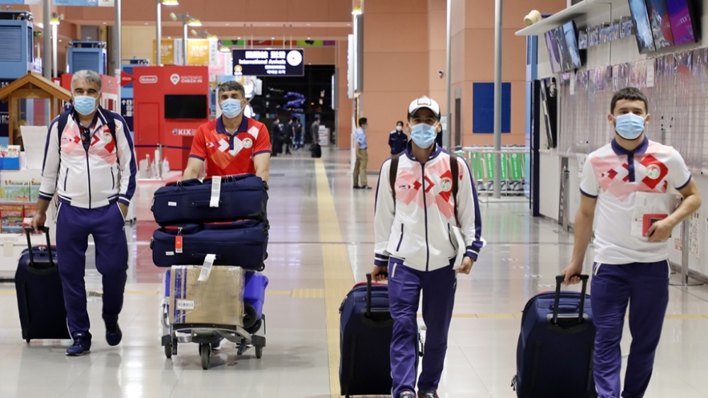 Сборная Таджикистана по футболу задержалась в аэропорту Осака на три часа