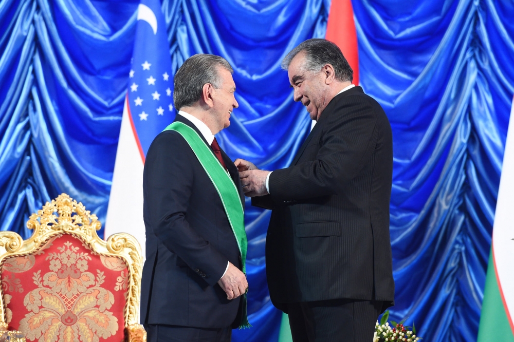 Эмомали Рахмон наградил Шавката Мирзиёева Орденом «Зарринточ» I степени