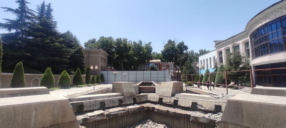 В Душанбе снесли фонтан возле чайханы «Рохат»