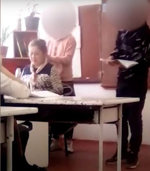 Учительница заставила ученицу сделать ей массаж во время урока (Видео)