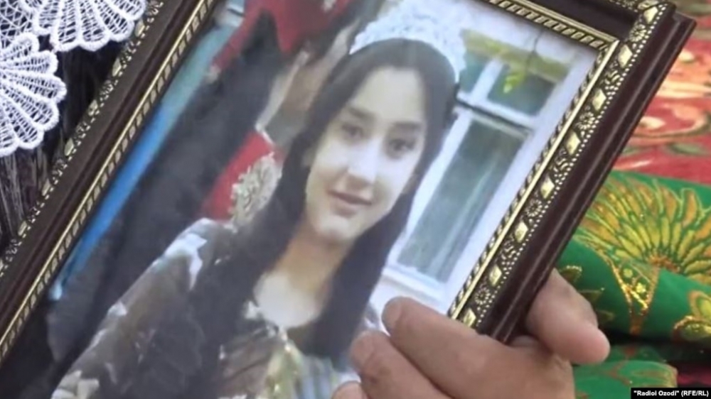 В Бохтаре расследуют дело женщины, которая довела свою 14-летнюю дочь до самоубийства