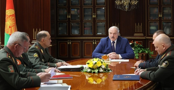 Лукашенко поручил силовикам закрыть каждый метр границы Беларуси