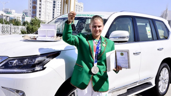 Бердымухамедов подарил первой в истории Туркменистана медалистке Олимпийских игр квартиру и машину