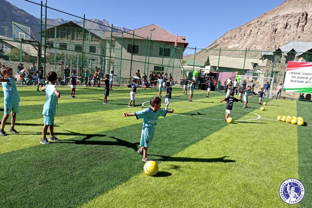 По инициативе Рустама Эмомали в Хороге построена еще одна футбольная площадка