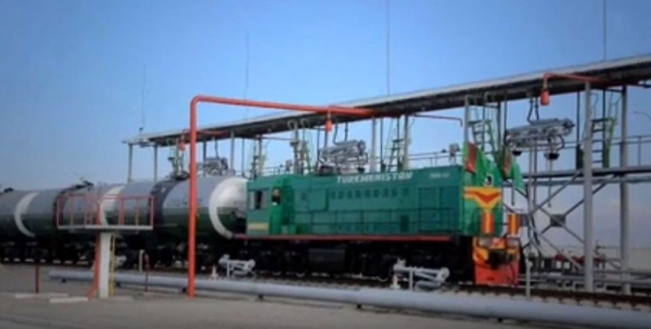 Узбекистан и Туркмения начали экспортировать топливо в Афганистан