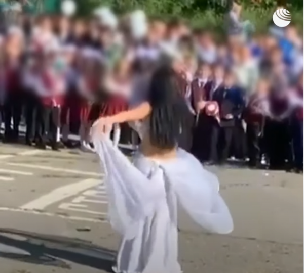 Интригующий танец живот от учительницы в одной из школ (ВИДЕО)