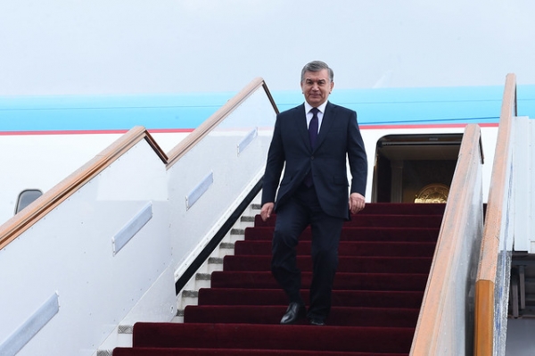 Президенты Узбекистана и Ирана прилетели в Таджикистан