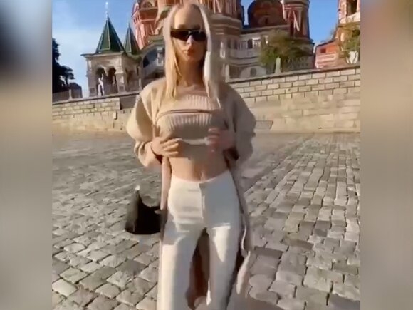 В Москве полиция проверит видео с девушкой, оголившей грудь на фоне храма Василия Блаженного