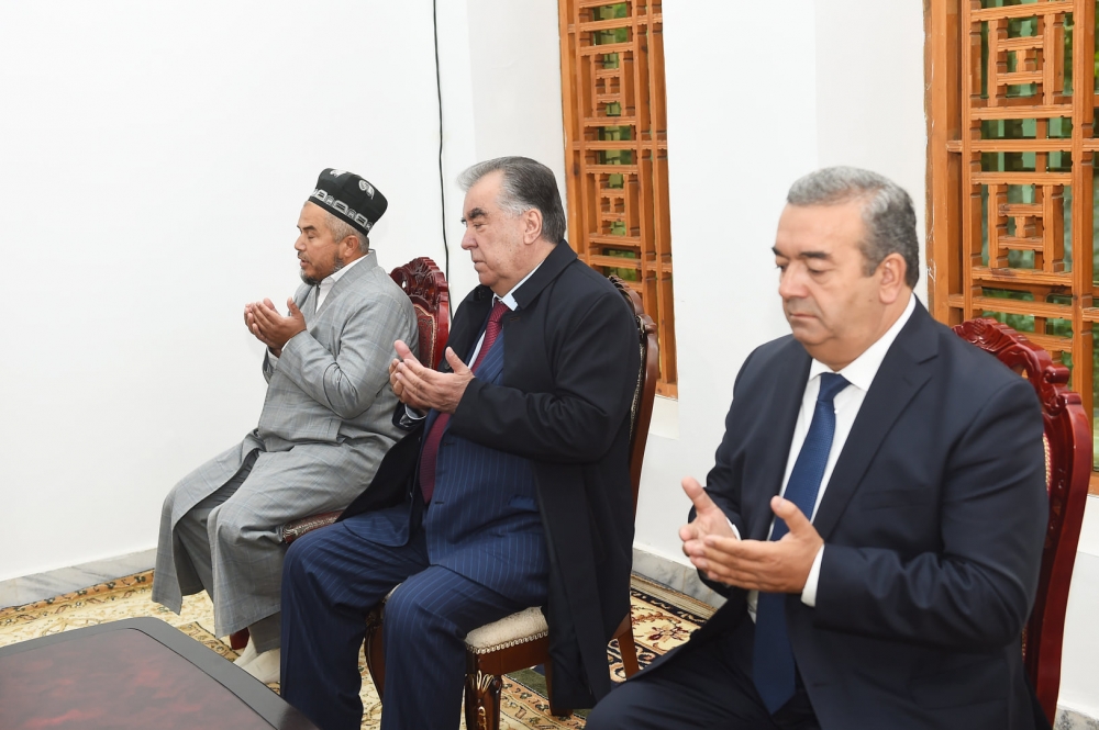 Эмомали Рахмон в Ховалинге помолился за мир и стабильность в Таджикистане