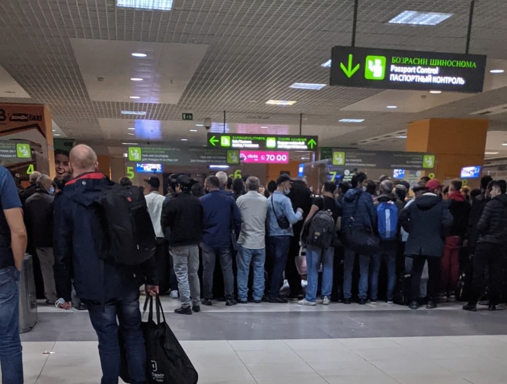 «Это ад»: В Душанбинском аэропорту людей пропускают за деньги