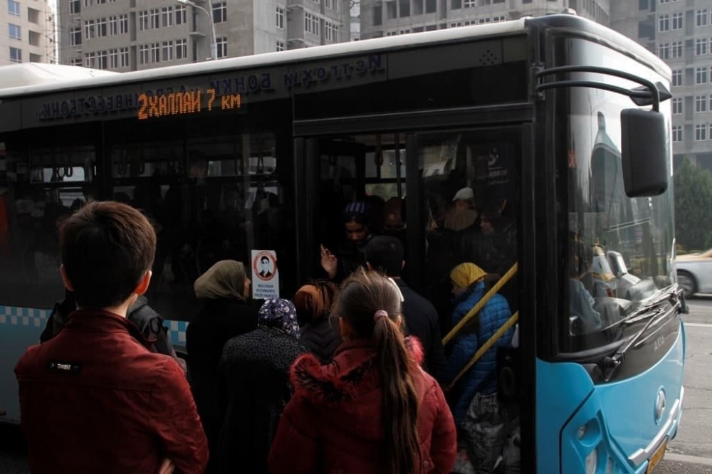 Общественность просит Рустама Эмомали сделать бесплатным проезд на транспорте для школьников