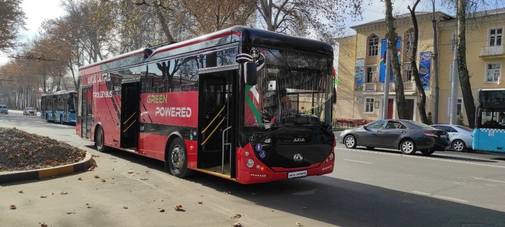 В Душанбе начали курсировать электробус и троллейбус таджикского производства