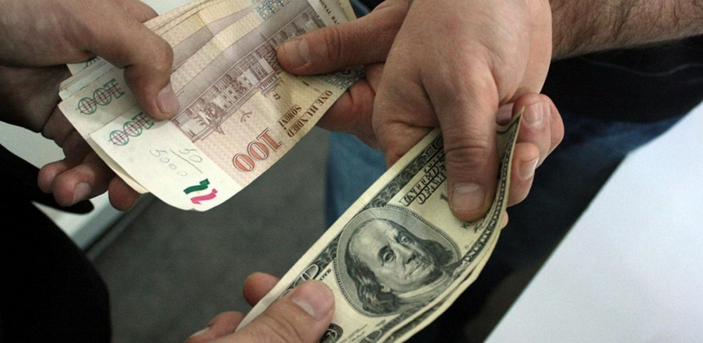 Банки Таджикистана отказываются принимать наличные доллары