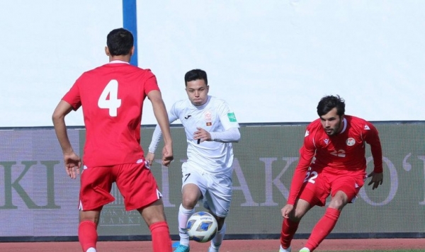 Футболистов сборных Киргизии и Таджикистана удалили за потасовку в матче
