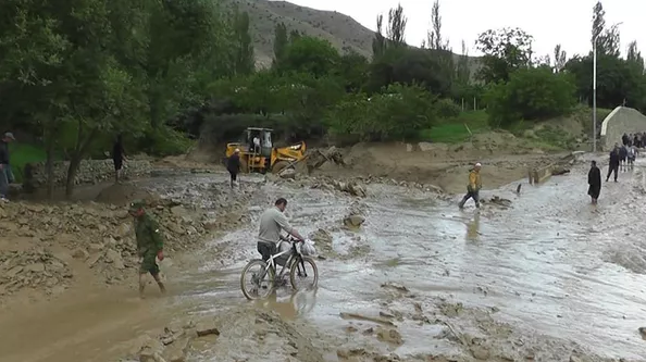 В Таджикистане ливневые дожди привели к подтоплению сотен домов