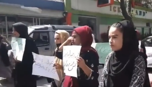 Активистки в Кабуле вышли на акцию протеста против указа «о ношении паранджи»