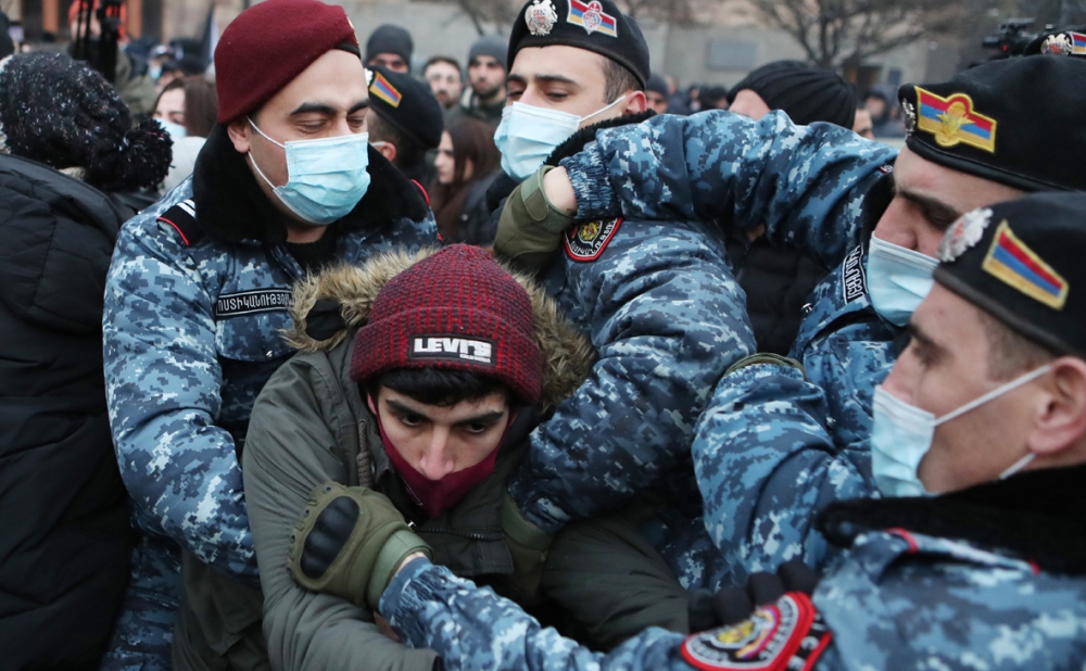 В Ереване митингующие перекрыли более десяти улиц, есть задержанные