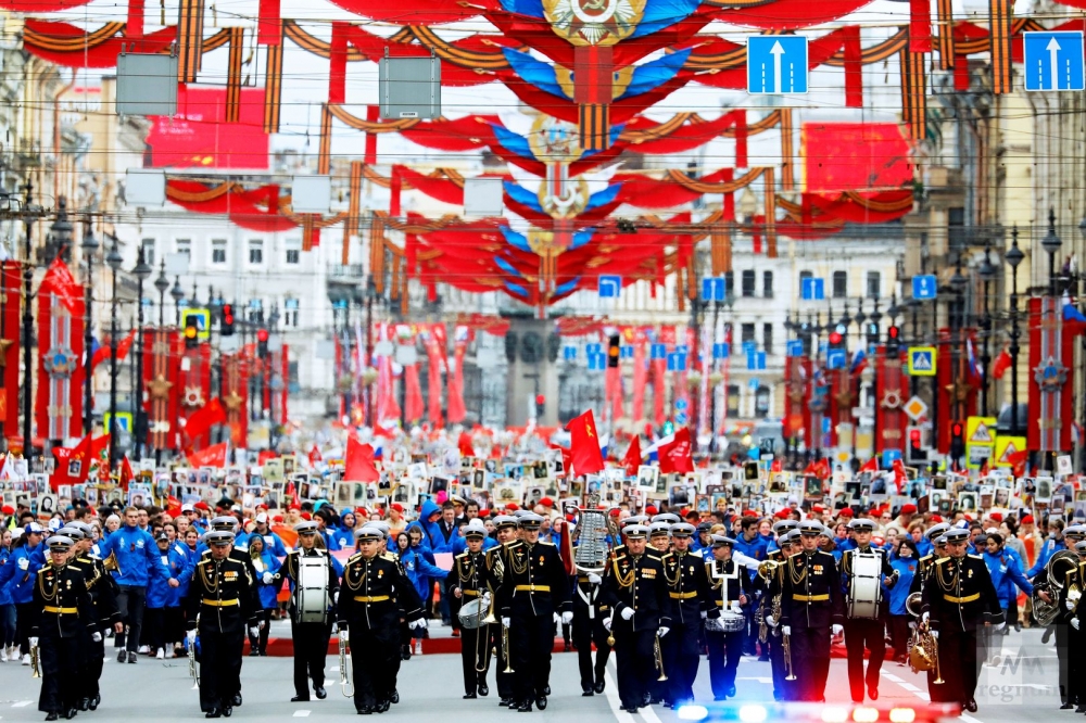 «Это важно для сплочения страны»: как «Бессмертный полк шёл по Петербургу.(Фото)