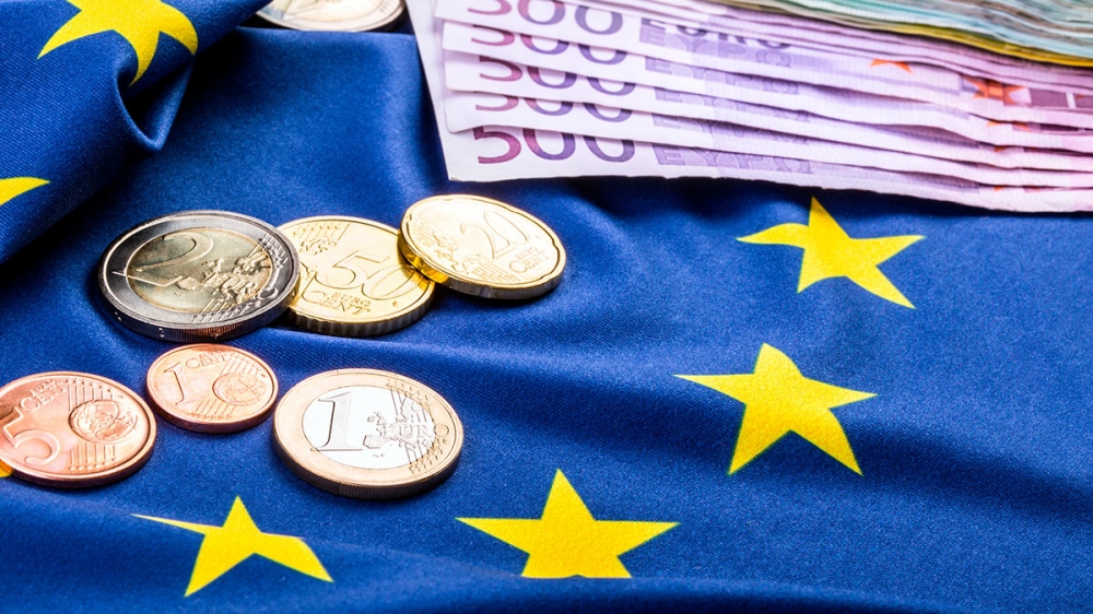 Курс евро на Мосбирже опустился ниже 58 рублей впервые с июня 2015 года